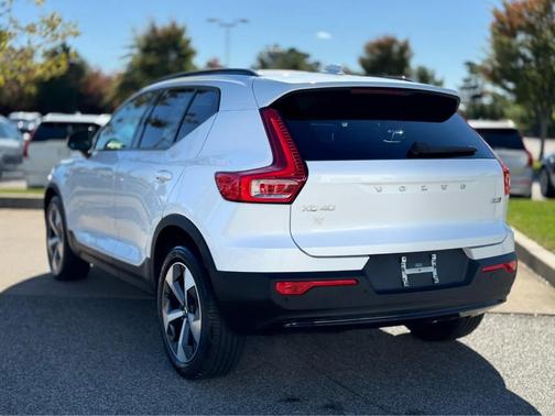 2023 Volvo XC40 B5 Plus Dark Theme