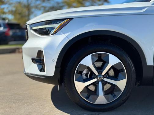 2023 Volvo XC40 B5 Plus Dark Theme