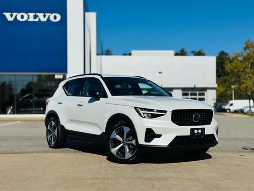 2023 Volvo XC40 B5 Plus Dark Theme