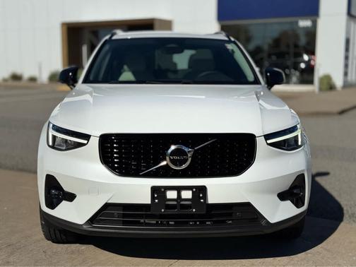 2023 Volvo XC40 B5 Plus Dark Theme