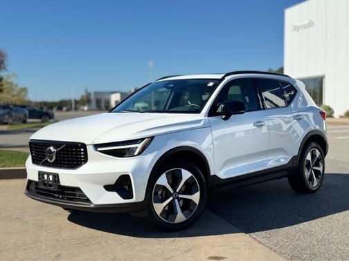 2023 Volvo XC40 B5 Plus Dark Theme