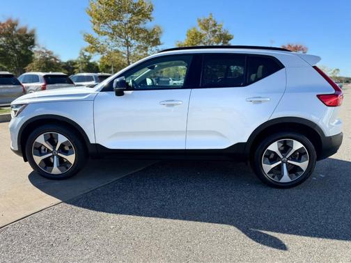 2023 Volvo XC40 B5 Plus Dark Theme