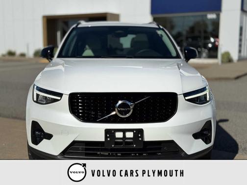 2023 Volvo XC40 B5 Plus Dark Theme