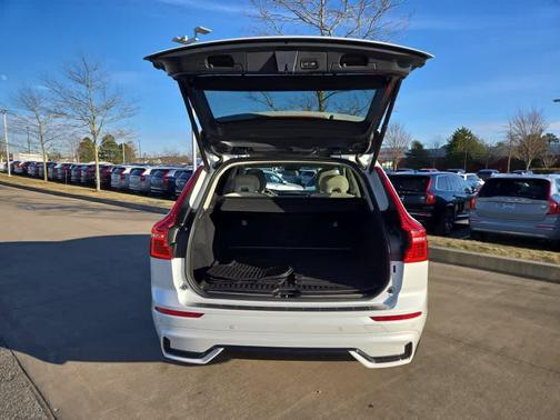 2023 Volvo XC60 B5 Plus Dark Theme