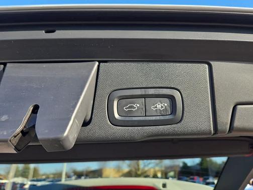 2023 Volvo XC60 B5 Plus Dark Theme