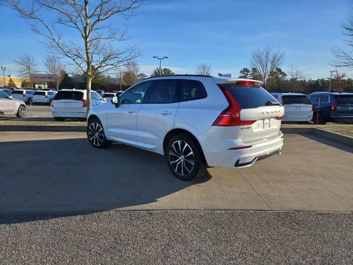 2023 Volvo XC60 B5 Plus Dark Theme