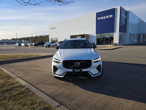 2023 Volvo XC60 B5 Plus Dark Theme