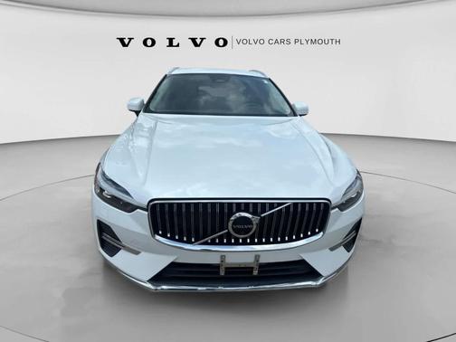 Crystal White Metallic 2023 Volvo XC60 B5 Plus Bright Theme