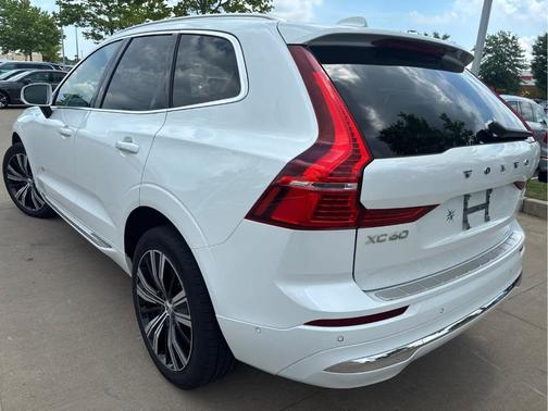 Crystal White Metallic 2023 Volvo XC60 B5 Plus Bright Theme
