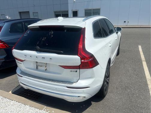 Crystal White Metallic 2023 Volvo XC60 B5 Plus Bright Theme