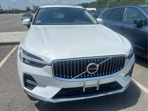 Crystal White Metallic 2023 Volvo XC60 B5 Plus Bright Theme