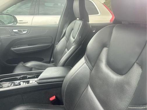 Onyx Black Metallic 2021 Volvo XC60 T5 Inscription