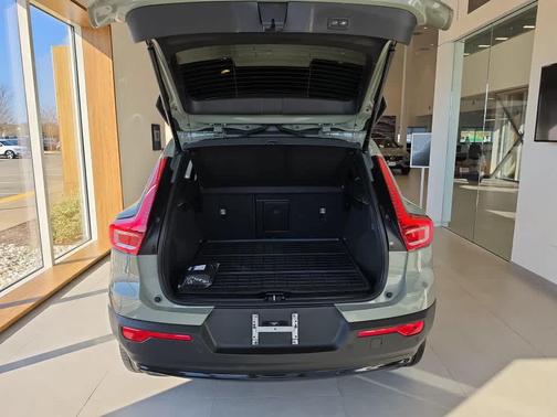 2023 Volvo XC40 B5 Plus Dark Theme