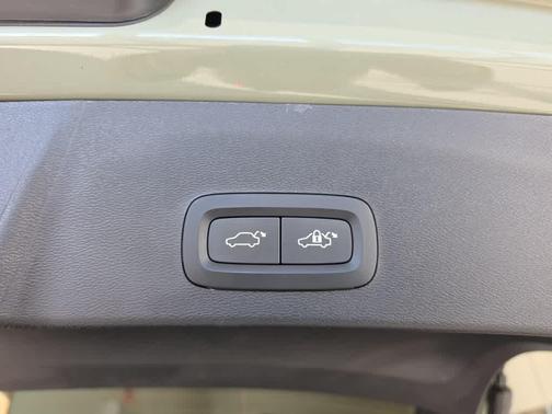 2023 Volvo XC40 B5 Plus Dark Theme