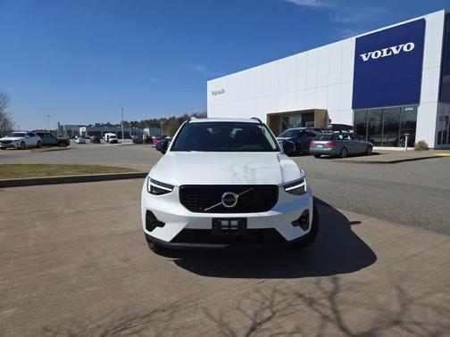 2026 Volvo XC40 B5 Plus