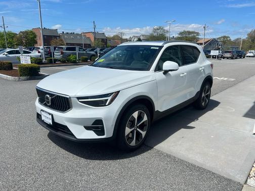 2025 Volvo XC40 B5 Plus Bright Theme