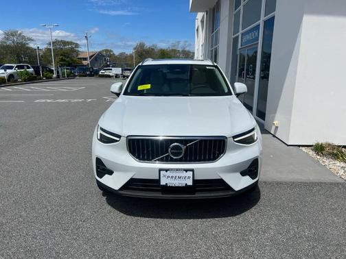 2025 Volvo XC40 B5 Plus Bright Theme