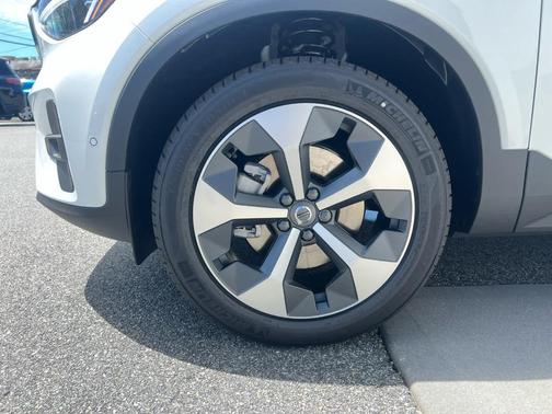2025 Volvo XC40 B5 Plus Bright Theme