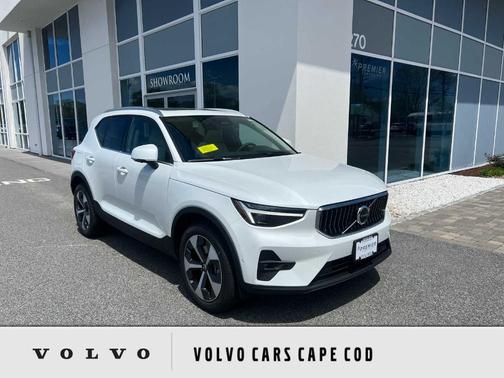 2025 Volvo XC40 B5 Plus Bright Theme
