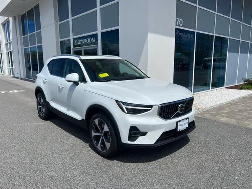 2025 Volvo XC40 B5 Plus Bright Theme