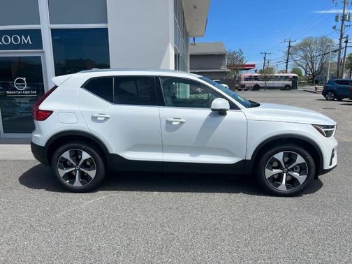 2025 Volvo XC40 B5 Plus Bright Theme