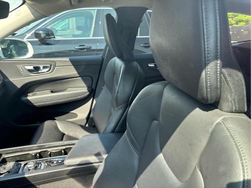2021 Volvo XC60 T5 Momentum