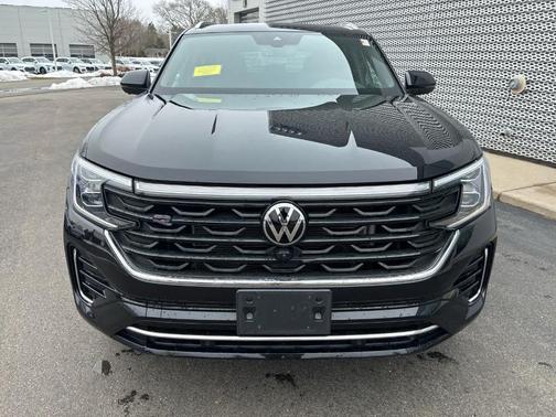 Deep Black Pearl Effect 2024 Volkswagen Atlas Cross Sport 2.0T SEL Premium R-Line