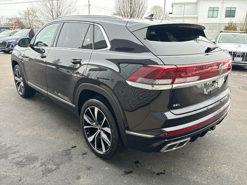 Deep Black Pearl Effect 2024 Volkswagen Atlas Cross Sport 2.0T SEL Premium R-Line
