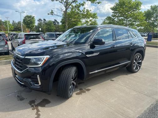 Deep Black Pearl Effect 2024 Volkswagen Atlas Cross Sport 2.0T SEL Premium R-Line