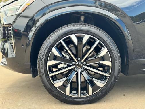 2025 Volvo XC90 B6 Plus 7-Seater