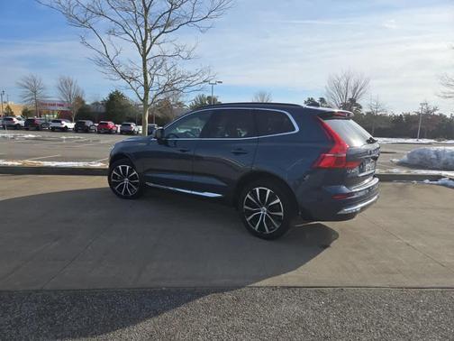 2023 Volvo XC60 B5 Plus Dark Theme