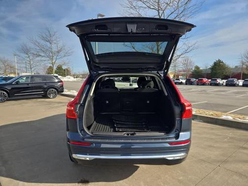 2023 Volvo XC60 B5 Plus Dark Theme