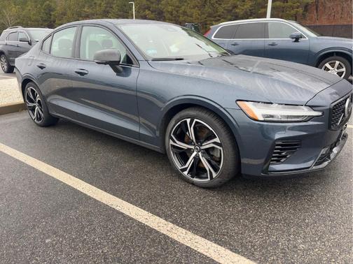 2023 Volvo S60 Recharge Plug-In Hybrid T8 Plus Dark Theme