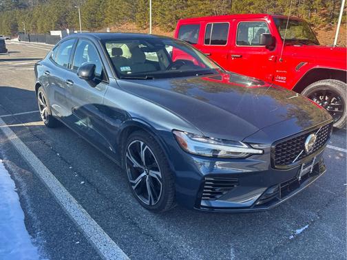 2023 Volvo S60 Recharge Plug-In Hybrid T8 Plus Dark Theme