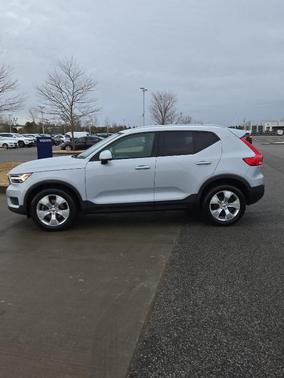 2020 Volvo XC40 T5 Momentum