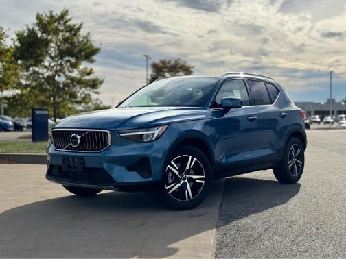 2025 Volvo XC40 B5 Core Bright Theme