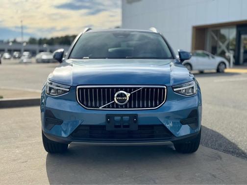 2025 Volvo XC40 B5 Core Bright Theme