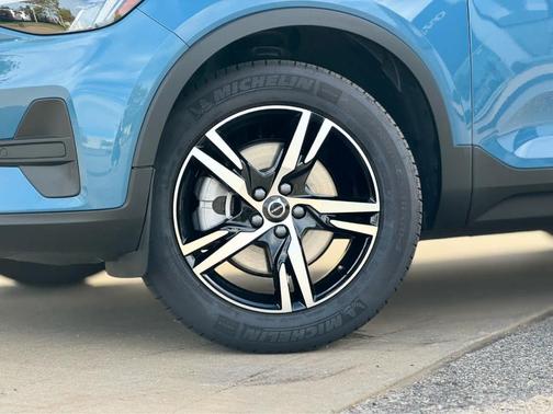 2025 Volvo XC40 B5 Core Bright Theme