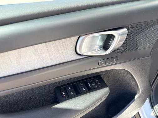 Crystal White Pearl 2026 Volvo EX40 Single Motor Extended Range Plus