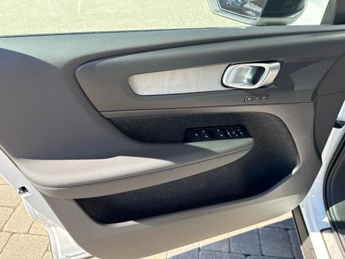 Crystal White Pearl 2026 Volvo EX40 Single Motor Extended Range Plus