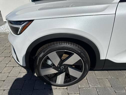 Crystal White Pearl 2026 Volvo EX40 Single Motor Extended Range Plus