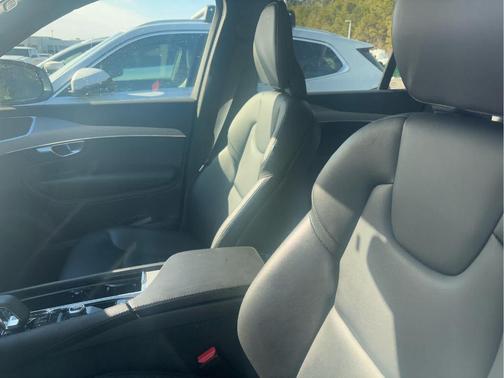 2023 Volvo XC90 B5 Core