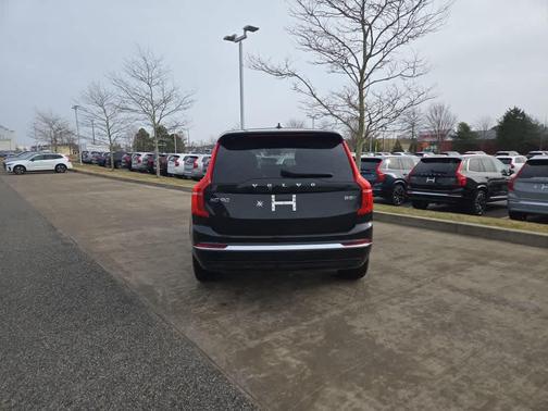 2025 Volvo XC90 B5 Core