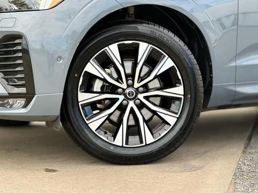 2024 Volvo XC60 B5 Plus Dark Theme