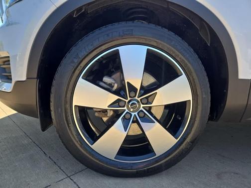 2020 Volvo XC40 T5 Momentum