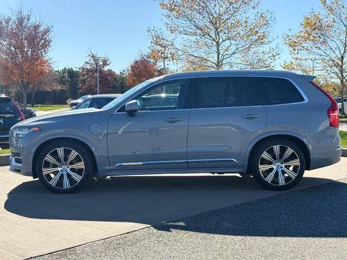 2024 Volvo XC90 Recharge Plug-In Hybrid T8 Ultimate Bright Theme 7-Seater