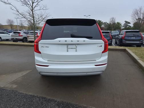 2022 Volvo XC90 T6 Momentum 7 Passenger
