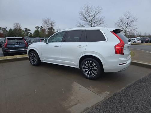 2022 Volvo XC90 T6 Momentum 7 Passenger