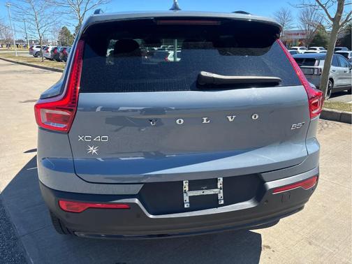 2023 Volvo XC40 B5 Plus Dark Theme