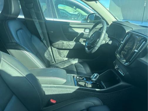 2023 Volvo XC40 B5 Plus Dark Theme